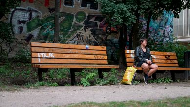 Frau mit Plastetüte auf einer Parkbank (Bild: rbb/Thomas Balzer)