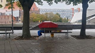 Parkbank mit Schirm und Habseligkeiten am Alexanderplatz (Bild: rbb/Thomas Balzer)
