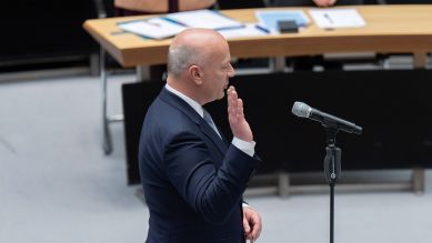Kai Wegner CDU spricht den Eid im Abgeordnetenhaus nach seiner Wahl zum Regierenden Bürgermeister von Berlin (Bild: IMAGO / Bernd Elmenthaler)