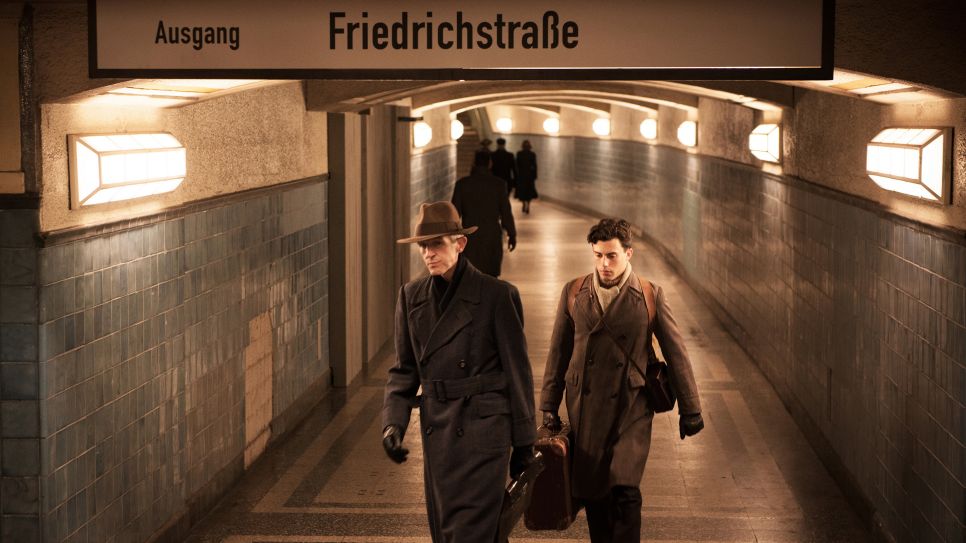 Andreas Schmidt als Hans Winkler und Aaron Altaras als Eugen Friede am Bahnhof Friedrichstraße (Bild: rbb)