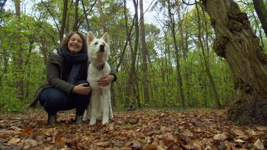 Sophia Kimmig mit ihrem Hund. Quelle: Filmbüro/rbb