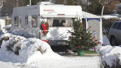 Wohnwagen im Schnee (Bild: imago images/Karo)
