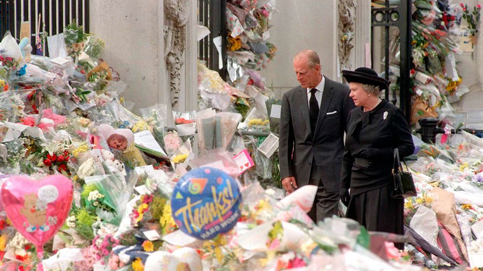 Elisabeth II. und Prinz Philip vor Blumen für die verstorbene Prinzessin Diana, 1997 (Quelle: SWR/PA Images/Alamy Stock Foto)