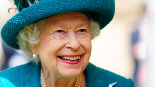 Königin Elisabeth II. bei einem Besuch in Manchester, 2021 (Quelle: rbb/SWR/IMAGO)