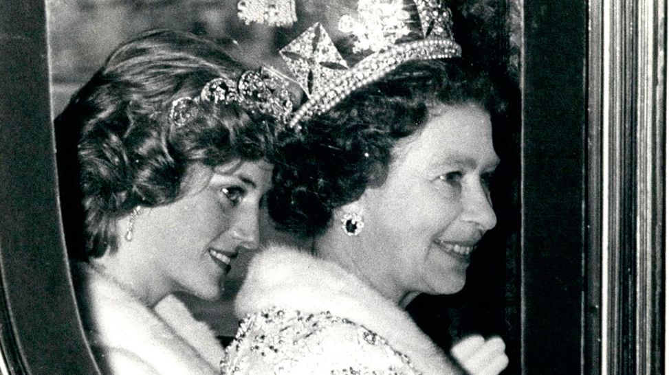 Prinzessin Diana und Elisabeth II. vor der Parlamentseröffnung, 1983 (Quelle: rbb/SWR/IMAGO/ZUMA/Keystone)