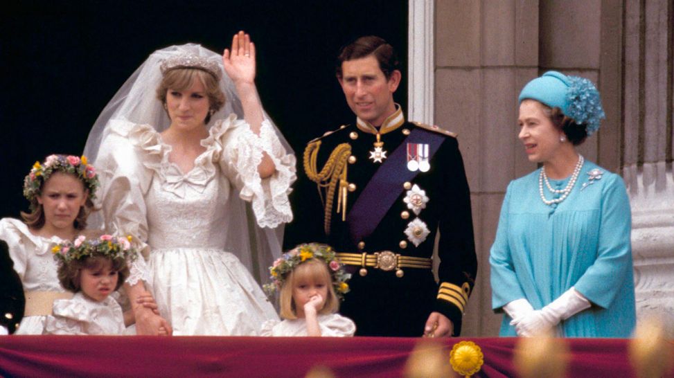 Prinz Charles und Prinzessin Diana mit Queen Elisabeth II an ihrer Hochzeit, 1981 (Quelle: SWR/IMAGO/Newscast)