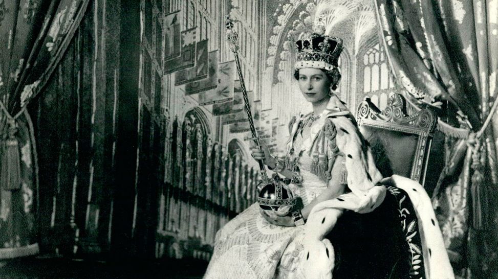 Königin Elisabeth II. nach ihrer Krönung, 1953 (Quelle: SWR/IMAGO/ZUMA/Keystone)