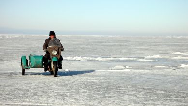 Moped auf dem Eis; Quelle: rbb / Wolfgang Mertin