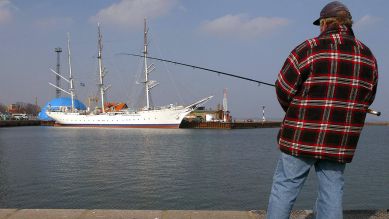Angler im Hafen von Stralsund, Foto: imago/paulrose