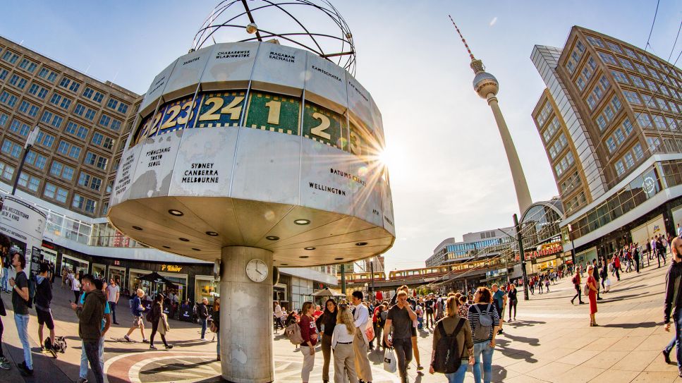 Weltzeituhr und Fernsehturm am Alexanderplatz. Quelle: imago images/ Andreas Friedrichs