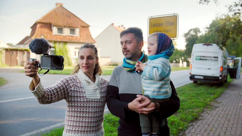 Stadtschreiberin Anne Münch mit ihrer Familie in Lenzen (Bild: rbb/MDR/zero one film)