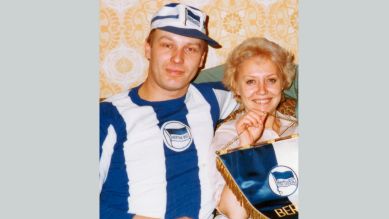 Helmut und Marita Klopfleisch 1981 mit selbstgenähtem Hertha-Trikot (Bild: rbb/privat)
