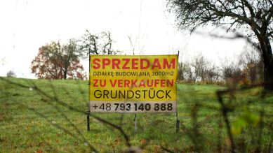 Zweisprachiges Verkaufsschild "Grundstück zu verkaufen" in Polen (Bild: rbb/Manja Wolff)