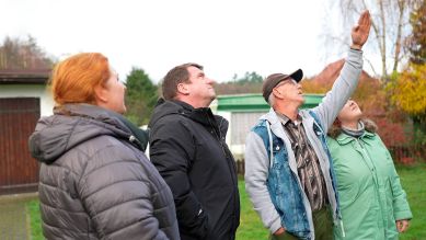 Familie Werner im Gespräch mit einem polnischen Dachdecker (Bild: rbb/Manja Wolff)