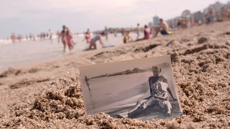 Ein Foto von Marie-Louise Chatelaine liegt am Strand (Bild: rbb/unafilm)