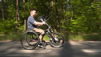Rollstuhltennisprofi Max Laudan hält sich fit mit dem Handbike (Bild: rbb/Stefan Hammerich)