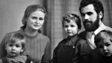 Familie Faust vor der Inhaftierung des Vaters (Bild: rbb/Haase Filmproduktion)