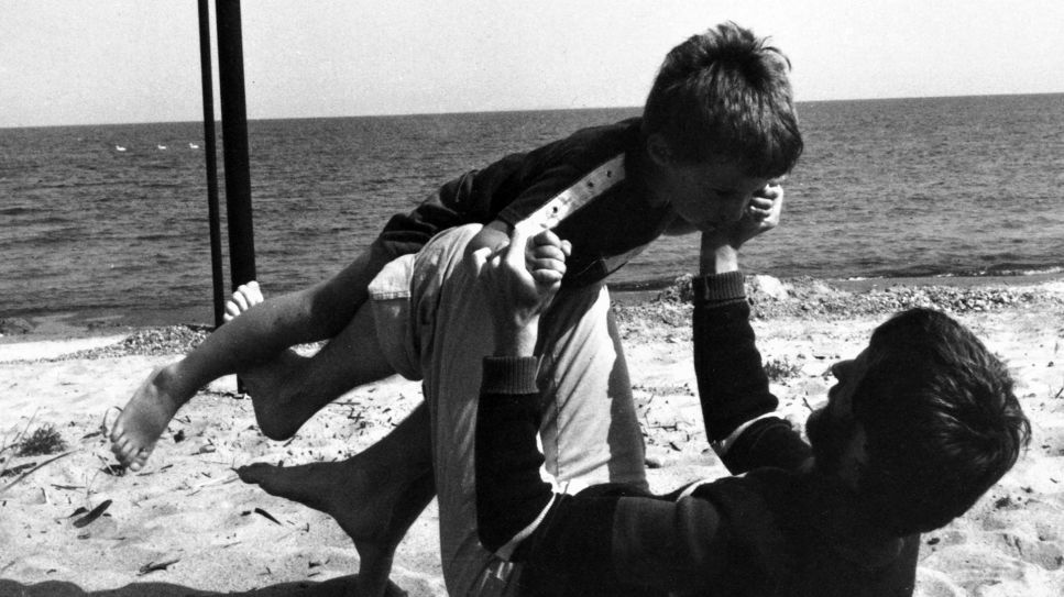 Karl-Heinz Bomberg und Hagen Bomberg in den 80ern an der Ostsee (Bild: rbb/Haase Filmproduktion)