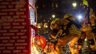 Die Freiwillige Feuerwehr der Wache Suarez löscht einen brennenden Kleidercontainer; Quelle: Berliner Feuerwehr