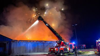 Einsatz der Berliner Feuerwehr bei einem Supermarkt Großbrand; Quelle: Berliner Feuerwehr