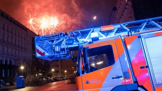 Traditionell begrüßt die Beriner Feuerwehr, wie hier auf der Feuerwache 1300 in Berlin-Prenzlauer Berg, das neue Jahr mit Blaulicht und Martinshorn; Quelle: IMAGO / Seeliger