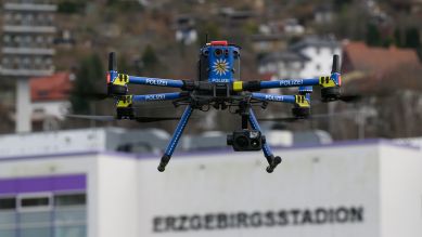 Eine Drohne der Polizei vom Typ DJI Maurice 300 fliegt am 18.02.2024 vor dem Erzgebigsstadion in Aue (Bild: picture alliance/dpa | Robert Michael)