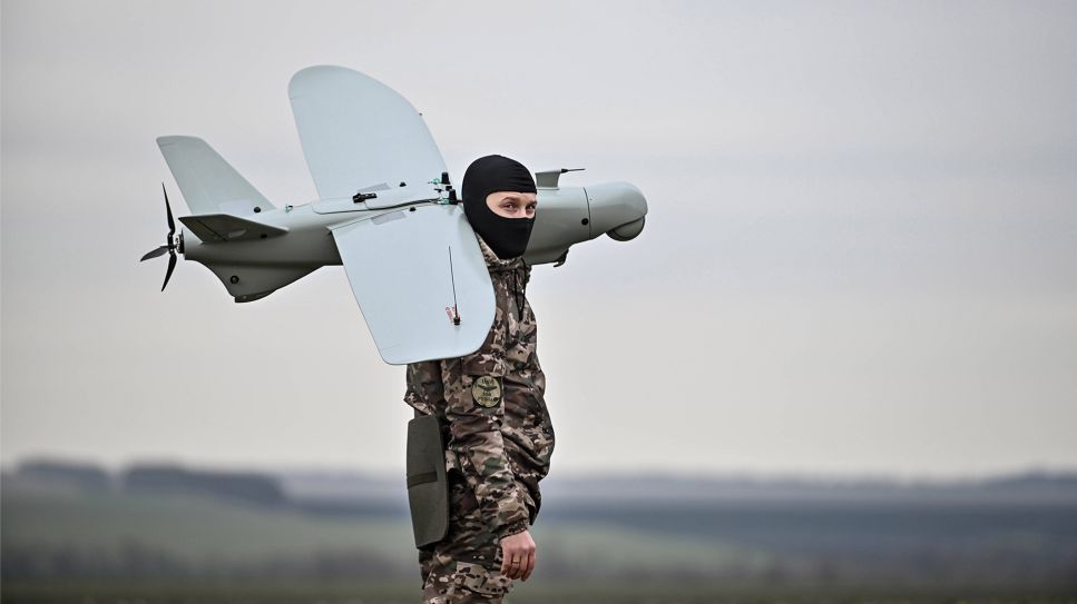 Ukrainischer Soldat bereitet am 15.02.2024 eine ferngesteuerte Leleka-100-UAV für den Start vor (Bild: MAGO / Ukrinform / Dmytro Smolienko)