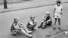 Kinder sitzen auf der Straße und schlecken Eis; Scharz-Weiß-Aufnahme vom 30.09.1971 (Bild: picture alliance/United Archives | Werner Otto)