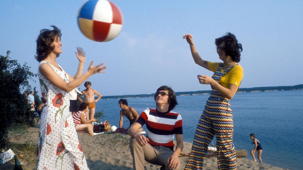 Jugendliche beim Ballspielen am Strand des Müggelsees, aufnahme vom 01.06.1972 (Bild: IMAGO / Sven Simon)