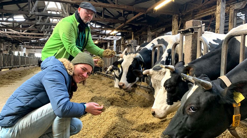 Leonie Schiernig und Maik Veit vom Ökodorf Brodowin prüfen das Futter für die Milchkühe (Bild: rbb/Jördis Götz)