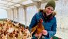 Vize-Geschäftsführerin Leonie Schiernig mit Huhn auf dem Arm (Bild: rbb/Jördis Götz)