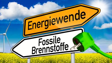 Wegweiser mit Energiewende und Fossile Brennstoffe (Bild: Colourbox)