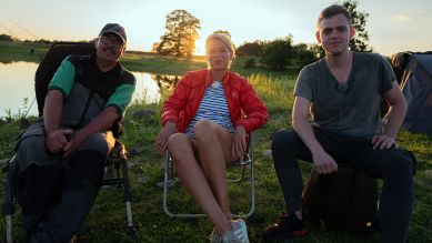 Ulrike Finck mit Jens und Paul, Angler aus der Prignitz; Quelle: rbb