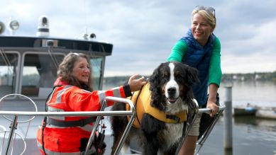 Flussauf, Flussab, Folge 2: Ulrike Finck (re.) mit Rettungshund Ado und Hundeführerin Petra, Foto: rbb/Felix Luebbert