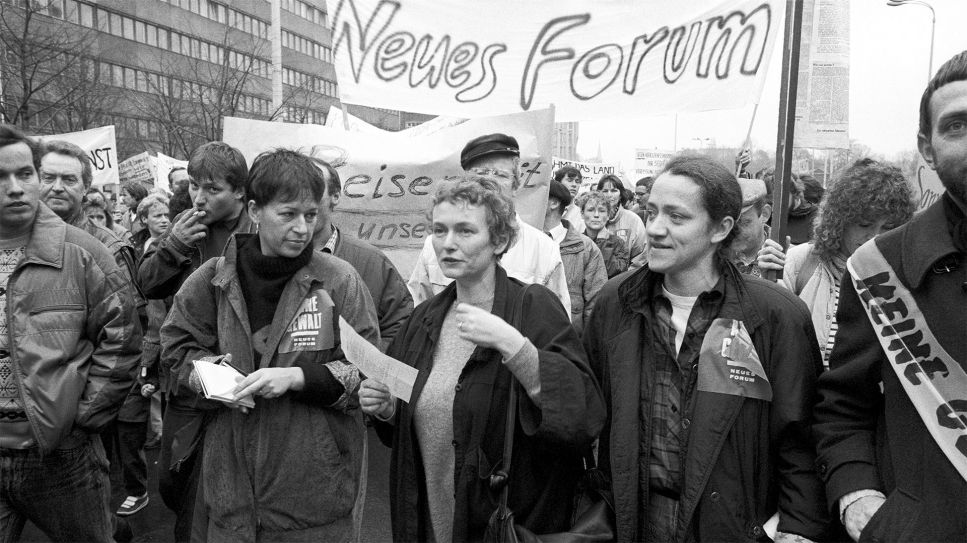 Gründungsmitglieder des Neuen Forum auf der Grossdemonstration in Ostberlin (Bild: rbb/Hans Sparschuh)