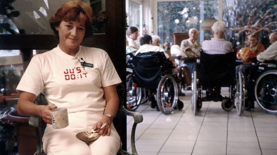 Eine der Porträtierten, Karin, arbeitet in einem Wuppertaler Pflegeheim (2004); Quelle: rbb/PROGRESS Film-Verleih/Winfried Junge