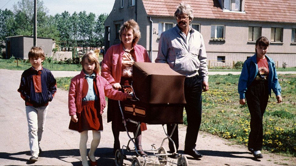 Eckhard, mit seiner Familie im Jahr 1989; Quelle: rbb/PROGRESS Film-Verleih/Winfried Junge