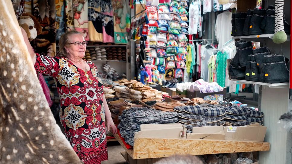 Händlerin auf dem Polenmarkt in Slubice; Quelle: rbb