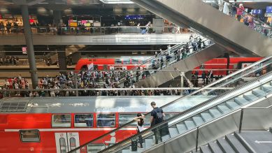 Blick auf die Rolltreppen: Täglich passieren rund 300.000 Menschen den Berliner Hauptbahnhof; Quelle: rbb/Thomas Balzer