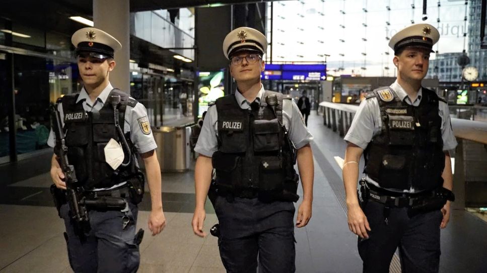 Drei Bundespolizisten im Berliner Hauptbahnhof; Quelle: rbb/Thomas Balzer