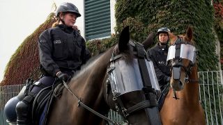Zwei Polizistinnen der Reiterstaffel auf ihren Pferden; Quelle: rbb