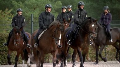 Polizistinnen der Reiterstaffel in Stahnsdorf auf ihren Pferden; Quelle: rbb