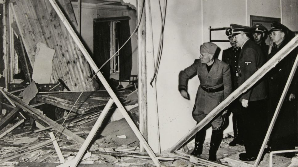 Hitler und Mussolini besichtigen die Wolfsschanze nach dem gescheiterten Attentat. (Quelle: picture alliance/IMAGNO