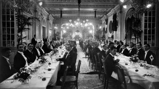 Eine geschlossene Gesellschaft im Restaurant des Beau Rivage, 1922 (Bild: rbb/Beau Rivage Genève)