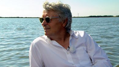 Henry Hübchen auf seinem Segelboot an der Ostsee; Quelle: rbb/Medea Film/Irene Höfer - Christoph Lerch