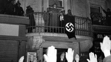 dolf Hitler auf dem Rathausbalkon in Linz, 12. März 1938 © rbb/Archiv der Stadt Linz