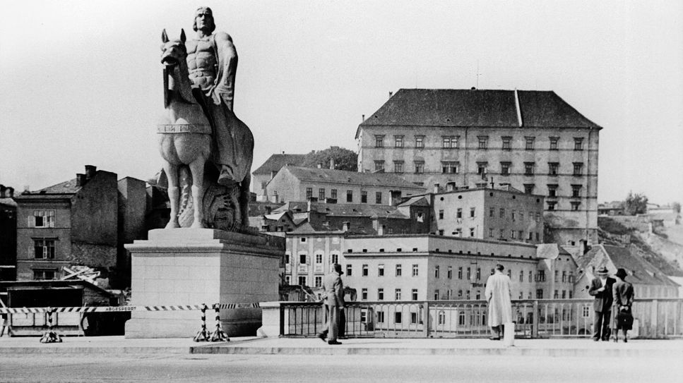 Reiterstandfigur Siegfried auf der Nibelungenbrücke in Linz © rbb/Archiv der Stadt Linz