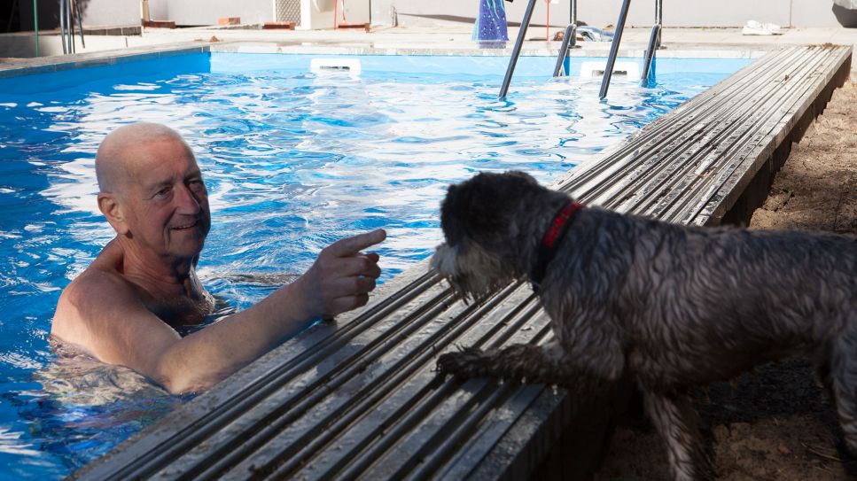 Wolf Gremm mit Hund im Schwimmbad (Bild: rbb/Ziegler Film/Jacob Manthey)