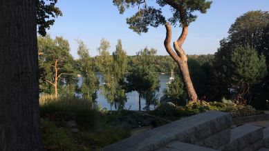 Auf der Insel Schwanenwerder durch die Bäume sieht man die Havel, Quelle: rbb