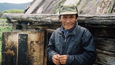 Boris Urmatov vor seiner Hütte © rbb/Susanne Schüle